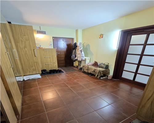 Apartament de 3 camere (etaj 2) si garaj, Tatarasi Ciurchi (langa Esplanada Oancea)